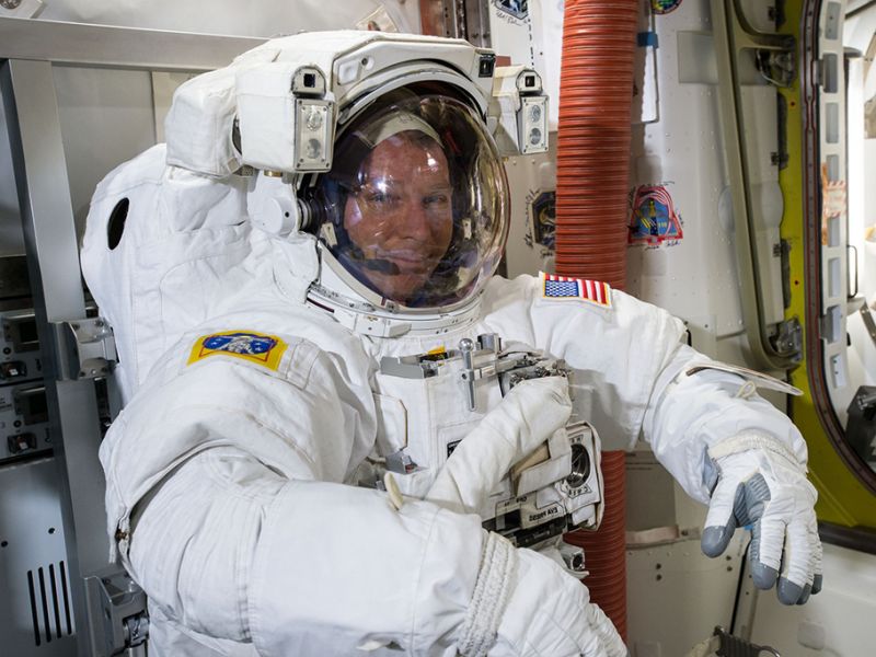 अमेरिका के अंतरिक्ष यात्रियों ने किया स्पेस में वाॅक