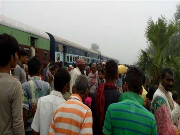 छठ पूजा के लिए जा रही महिलाओं की ट्रेन से कटकर मौत