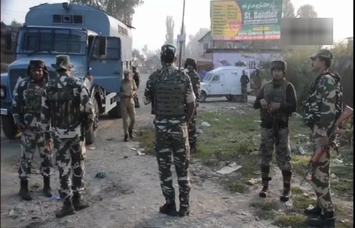 जम्मू-कश्मीर: आतंकियों और सुरक्षाबलों के बीच मुठभेड़, अब भी फायरिंग जारी