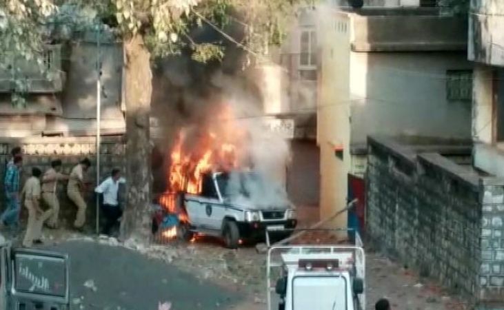 गुजरात के दाहोद में भड़की हिंसा, पुलिस की गाड़ी जलाई