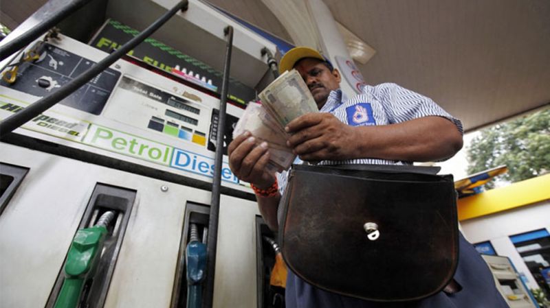 पेट्रोल-डीजल : दो सप्‍ताह के न्‍यूनतम स्‍तर पर पहुंचे दाम, आज इतनी है कीमतें