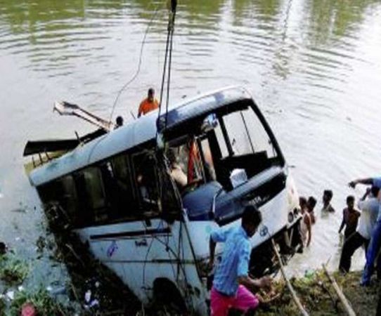 पाकिस्तान: पुल से गुजरते वक्त सिंधु नदी में गिरी मिनी बस