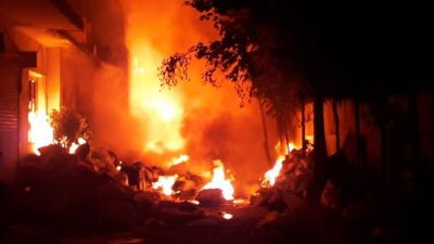 नोएडा : फैक्ट्री में लगी भीषण आग, बुझाने में जुटी है 16 गाड़ियां