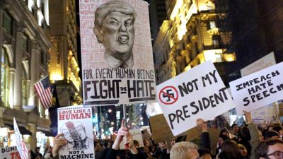 अमेरिका में जोरों से हो रहा राष्ट्रपति ट्रम्प का विरोध, पोस्टर लगा कर कूड़े से की तुलना