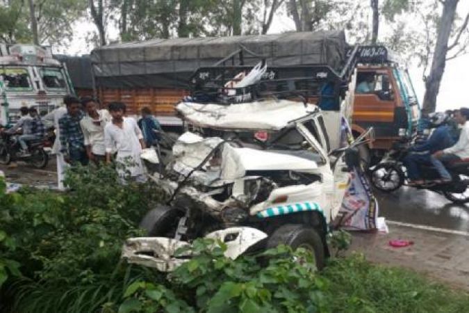 तेज रफ्तार ट्रक ने कार को मारी टक्कर, कई लोगों की मौत