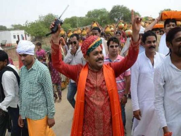 मध्य प्रदेश चुनाव: एक और संत चला सियासत की राह पर