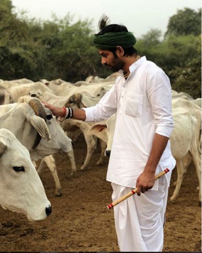 तेज प्रताप बने  कृष्ण-कन्हैया गायों के बीच बजाई बांसुरी