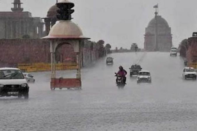 दिल्ली में सुबह से तेज़ बारिश, सड़कों पर लगा जाम