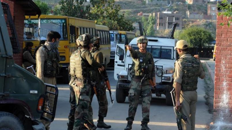 श्रीनगर के पंथाचौक में पुलिस की गाडी पर आतंकी हमला, 6 पुलिस कर्मी घायल