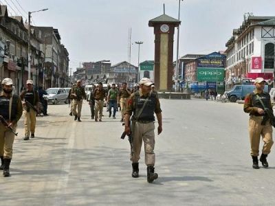 कश्मीर : आतंकियों से मुक्त हुए पुलिसकर्मियों के परिजन, बदले में रखी थी ये मांग