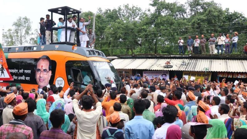 जन आशीर्वाद यात्रा के दौरान मध्‍य प्रदेश के CM शिवराज सिंह चौहान के वाहन पर पथराव