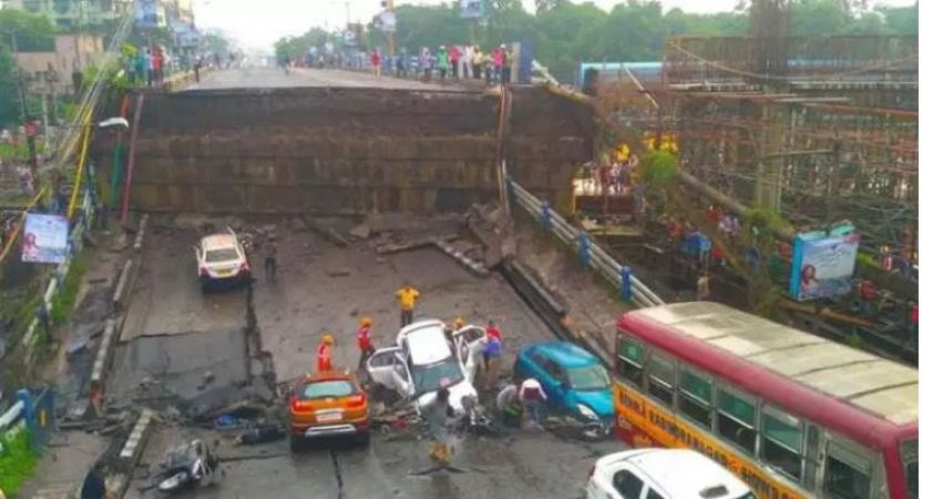 कोलकाता का सबसे व्यस्ततम मेजरहाट पुल ढहा, कईं लोगों के मलबे में दबे होने की आशंका