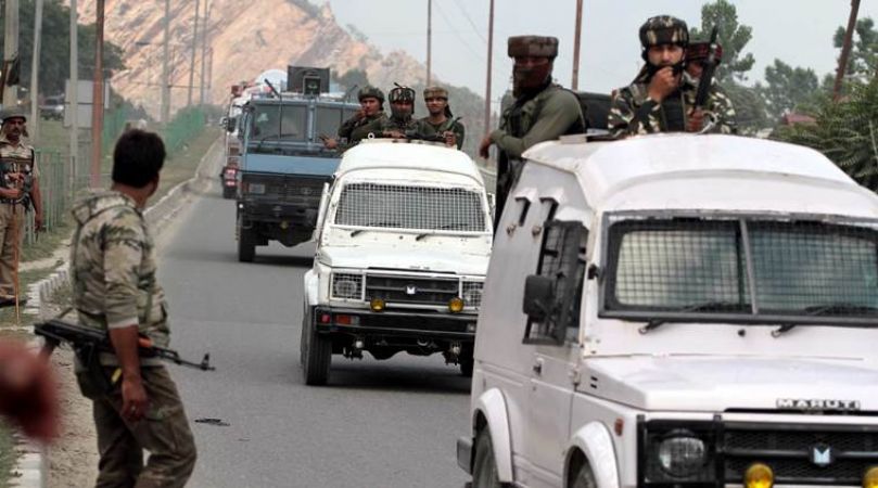 श्रीनगर में आतंकी हमला, 1 की मौत 14 घायल