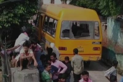 गाजियाबाद में स्कूल बस से उतर रही बच्ची को ड्राइवर ने कुचला, हुई मौत