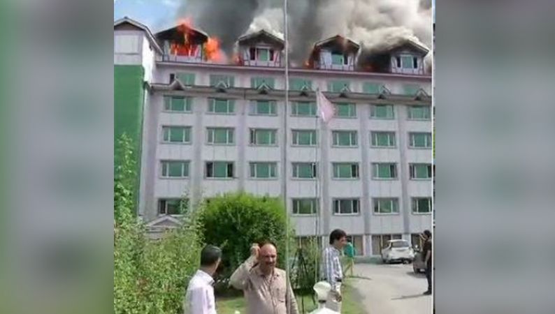 BREAKING:श्रीनगर के पंपोस होटल में लगी आग