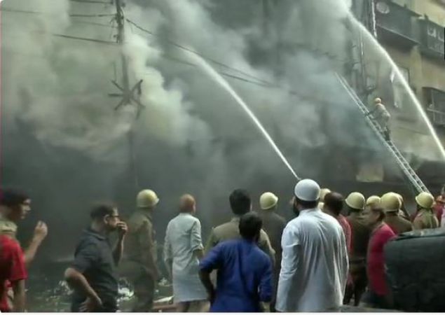 कोलकाता के बागरी बाजार में लगी भीषण आग, 30 अग्निशमन गाड़िया आग बुझाने में जुटी