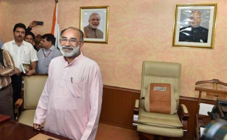 केंद्रीय मंत्री ने इंडिया गेट पर की सफाई