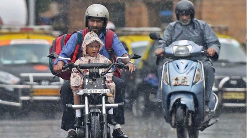 बारिश से बेहाल हुई मुंबई, आज स्कूल-कॉलेज बंद