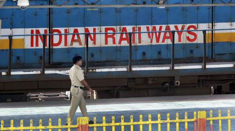 रेलवे कर्मचारियों ने बजाया विरोध का बिगुल