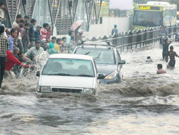 इंदौर में भारी बारिश का आतंक, दिल्ली एनसीआर में भी दिखा कहर