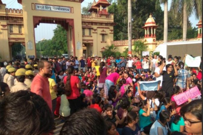BHU लाठीचार्ज मामला : गर्माई राजनीति, राहुल गांधी ने किया ट्वीट