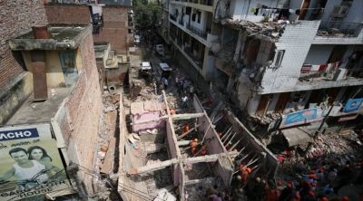 दिल्ली में भरभरा कर गिरी तीन मंजिला इमारत, पांच की मौत, तीन गंभीर