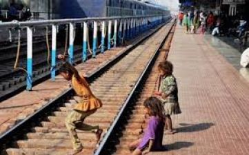 आधिकारिक आंकड़ों के मुताबिक, रोज़ाना 30 बच्चों को बचा रहा रेलवे पुलिस फ़ोर्स