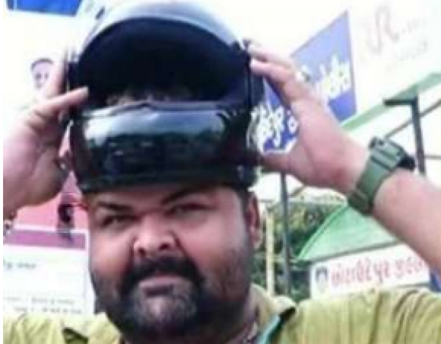 ट्रैफिक पुलिस काटना चाहती थी हेलमेट न पहनने का चालान, इस आदमी के सिर को देखकर मानी हार