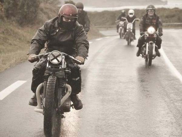 बाइक राइडिंग टिप्स: बारिश के मौसम में सावधानी से चलाएं बाइक, न करें ये गलतियां