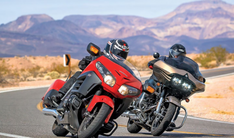 Honda GL1800 Gold Wing vs Harley-Davidson Road Glide