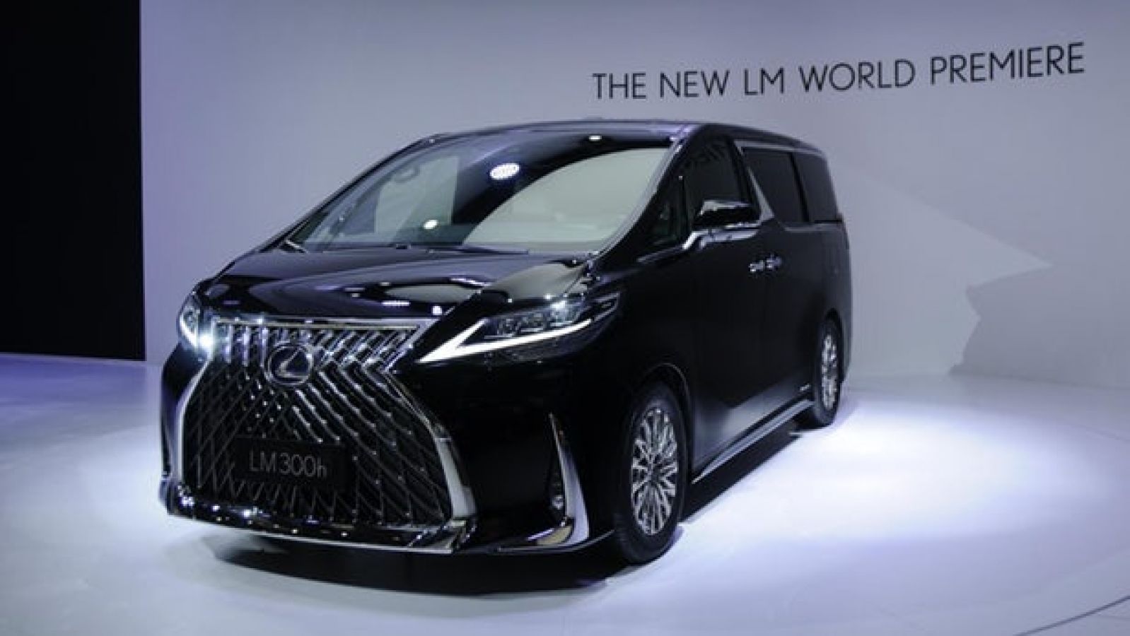 शानदार Lexus LM मे होगा टचस्क्रीन टीवी और फ्रिज, ये होगी ​कीमत