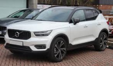 Volvo XC40 SUV पर मिल रही 2 लाख से अधिक की छूट