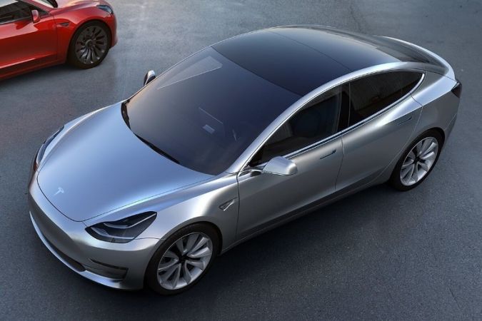 जल्द ही सड़कों पर दौड़ेगी Tesla Model 3 की पहली कार, एक चार्ज में चलेगी 402 किमी