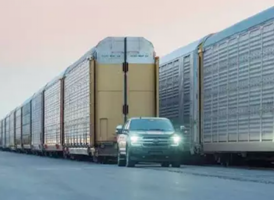Ford के इस पिकअप ट्रक ने खीचा 565 टन से ज्यादा का वजन