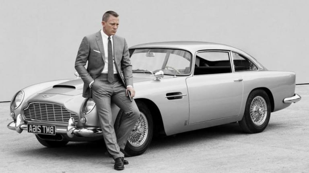 This 'James Bond' car equipped with the machine gun will be auctioned