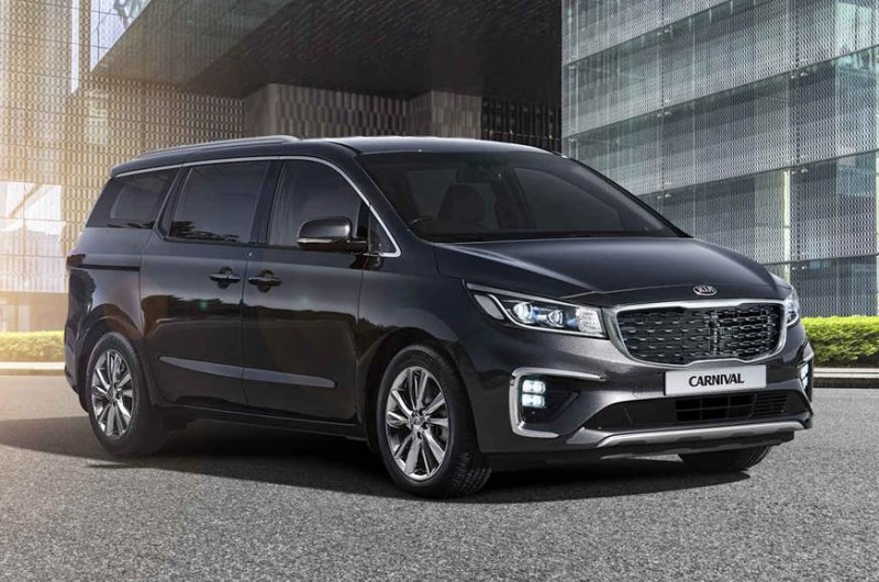 Brand new Kia Carnival crashes during delivery