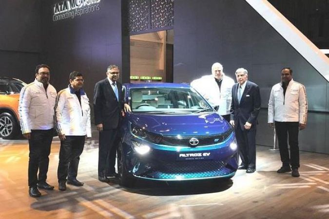 Geneva Motor Show : टाटा ने पेश की Tata Altroz और Altroz EV, जानिए क्यों खरीदे ?