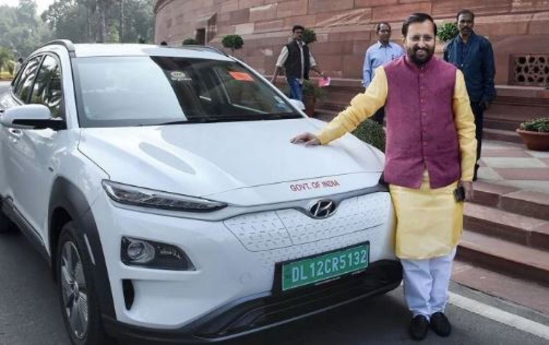 Prakash Javadekar arrives in Parliament with his new electric car, runs 450 KM in single charge