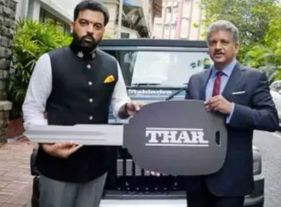 Anand Mahindra Hand over key of Limited Edition Thar 700 To Udaipur Prince
