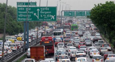 दिल्ली : अगर सड़क के किनारे वाहन खड़े करने की है आदत तो, उठाना पड़ेगा भारी नुकसान