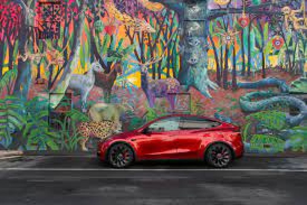 Tesla CEO shows off the graffiti art at Tesla Giga Berlin