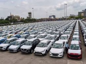 पिछले महीने भारत में कारों की बिक्री में थोड़ी बढ़ोतरी हुई, इस कार ब्रांड का दबदबा रहा