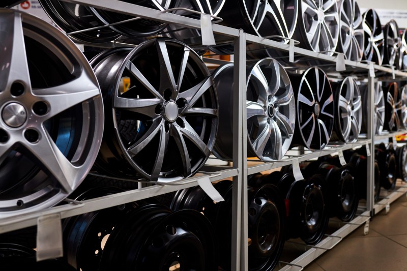 Want to replace small alloy wheels of your car with bigger ones? There are many advantages and disadvantages