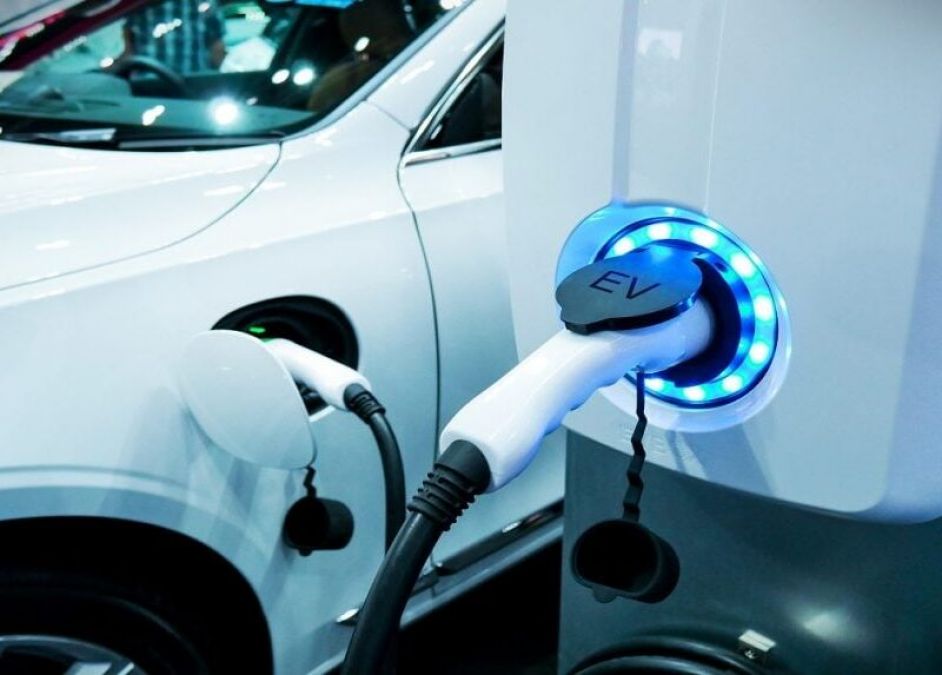 Maharashtra signs MoU for the setup of an EV production unit worth Rs 2,800 crores