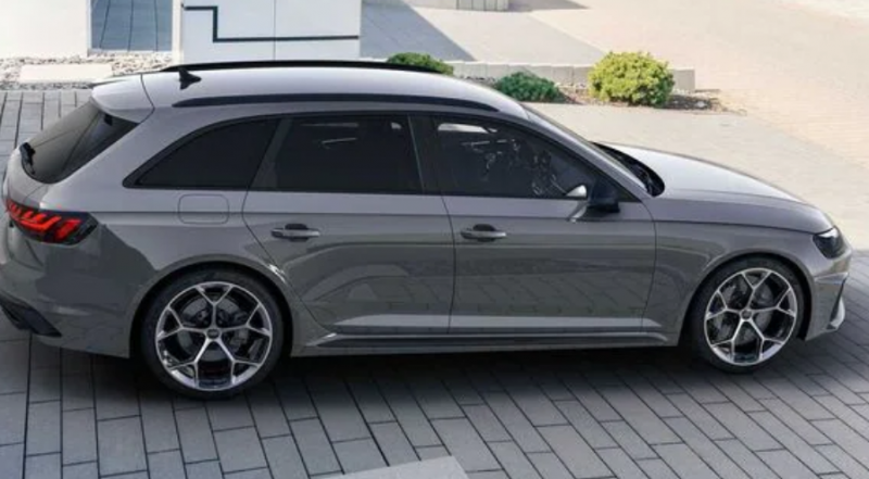 The Competition kits for the Audi RS 4 Avant and RS 5 guarantee a powerful exhaust note.
