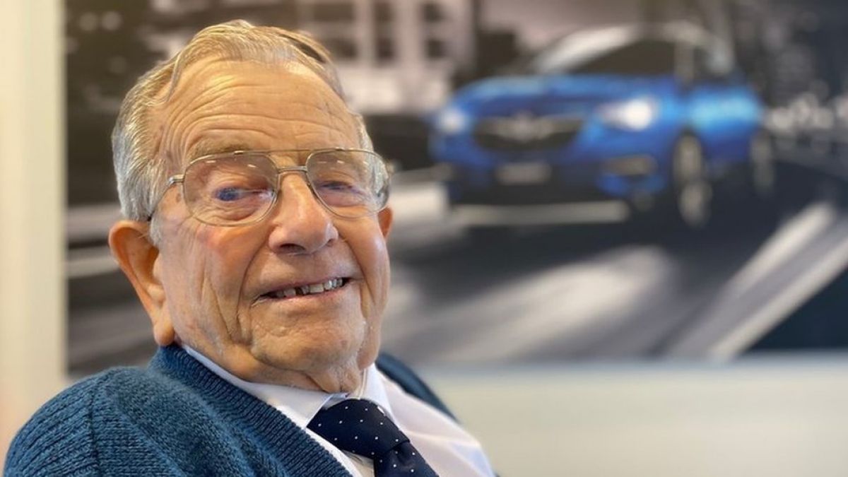90 years old Mechanic, Bryan Webb, retires from car brand after 75 years on the job