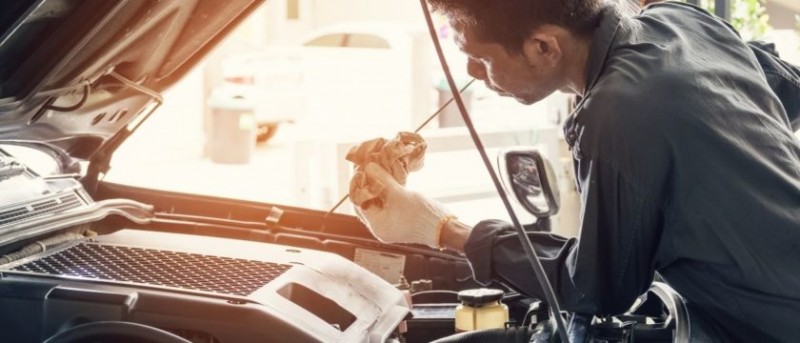 Should I get the car service done from an authorized center or from a local mechanic? clear up your confusion now