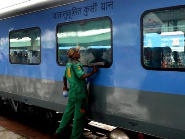 2018 तक भारतीय रेल ला रही हैं बिना इंजन की रैल