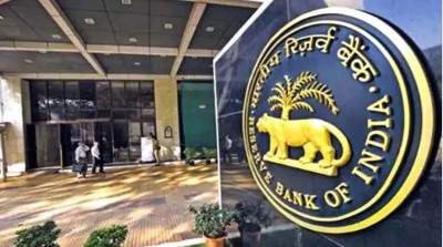 बड़ा झटका! इस बैंक के ग्राहक नहीं निकाल पाएंगे 5000 रुपये से अधिक रूपये, RBI ने लगाया प्रतिबंध