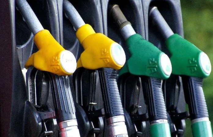 पेट्रोल-डीज़ल को लेकर आई खुशखबरी, आज लगातार चौथे दिन नहीं बढ़े भाव